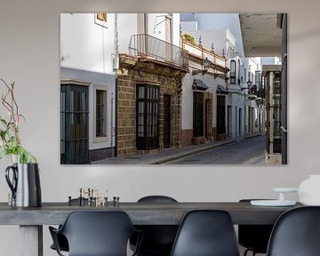 Smalle steegjes en oude gevels in het centrum van Rota bij Cádiz, Andalusië, Spanje. van Fotos by Jan Wehnert