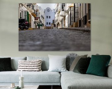 Mediterraan stadsgezicht bij het stadhuis van Rota, Cádiz, Andalusië, Spanje. van Fotos by Jan Wehnert