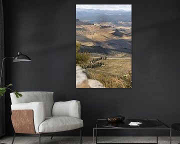 Landschapsopname in Andalusische zomer. Kaal landschap onder een blauwe hemel, Andalusië, Spanje. van Fotos by Jan Wehnert