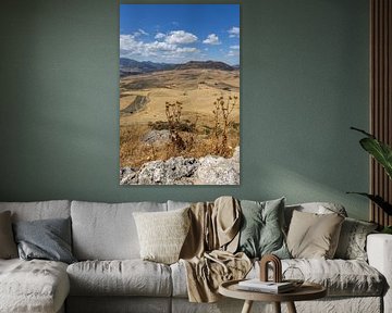 Landschapsfoto in Andalusische zomer. Kaal landschap onder een blauwe hemel, Andalusië, Spanje van Fotos by Jan Wehnert