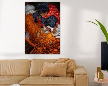 Vrouw op de bloemenmarkt in Jaipur van Mirja van Dijk