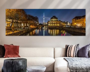 BERLIN Museumsinsel und Fernsehturm über der nächtlichen Spree