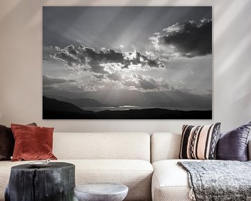 Zwart-wit lucht met wolken en zonnestralen van Helga Kuiper