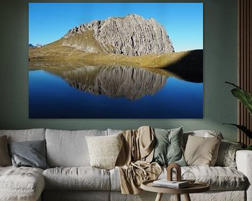 Kracht van Tirol, waar alpine uitgestrektheid, rotsformaties en glooiende bergweiden een krachtig, harmonieus landschap vormen. van Miriam Schwarzfischer Fotografie