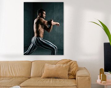 Mann dehnt sich und bereitet sich auf ein Fitnesstraining vor von Markus Gann