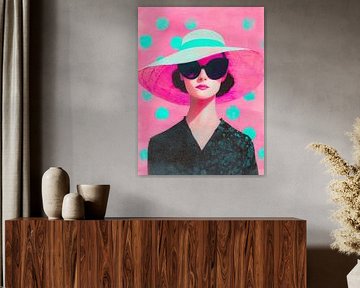 Femme élégante avec un chapeau de soleil dans une atmosphère pop art rétro colorée