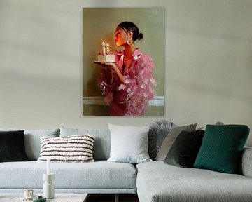 Femme en robe de soirée rose avec des bougies d'anniversaire dans une atmosphère chaleureuse et pittoresque