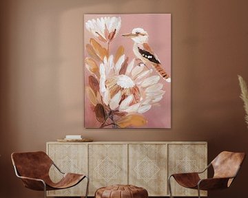 Abstrakter Kookaburra zwischen zarten Protea-Blüten in warmen Rosatönen