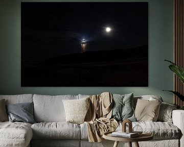 Avec la lune à côté du phare depuis la plage. sur Anneke Hooijer
