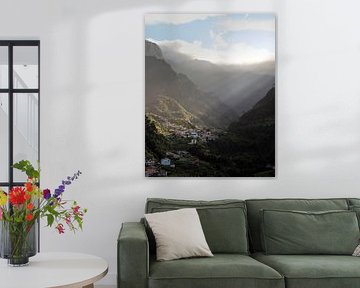 Het licht dat precies op het dorp valt tussen de bergen van Edwin Kooren