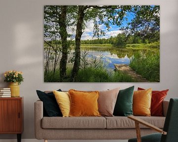 Paysage riverain du lac Ried avec passerelle en bois dans le Wurzacher Ried sur BlattArt - Christine Horn