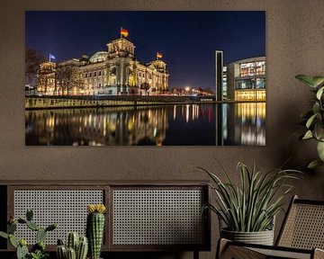 Le bâtiment du Reichstag à Berlin dans le miroir nocturne de la Spree - Panorama