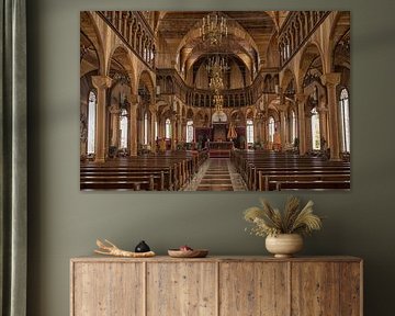 Interieur van de houten  Sint Petrus en Paulus Kathedraal in Paramaribo