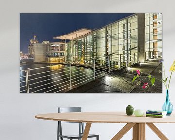 Transparante moderniteit in de regeringswijk van Berlijn bij nacht - Pano