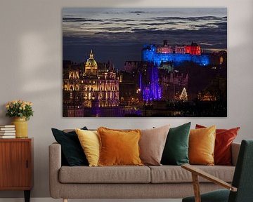 Château d'Édimbourg et illuminations du centre-ville, Écosse, Royaume-Uni sur Arch White