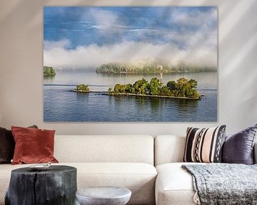 Eilanden in de archipel met mist voor de kust van Stockholm, Zweden