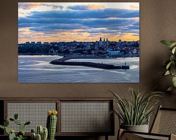 Uitzicht over de haveningang met pier naar de oude stad Visb