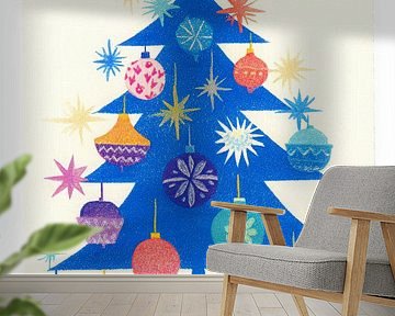 Vrolijke blauwe kerstboom met kleurrijke glazen ornamenten in speelse retrostijl