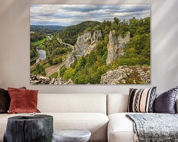 Vue sur les ruines du château fort à aiguilles rocheuses de Gebrochen Gutenstein et sur le Danube dans le parc naturel du Haut-Danube sur BlattArt - Christine Horn