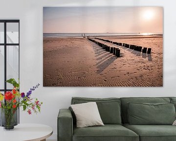 Postes de plage en perspective symétrique Tranquillité dorée au bord de la mer sur Femke Ketelaar
