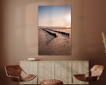 Postes de plage dans la structure Golden Sunlight et Tranquillité au bord de la mer sur Femke Ketelaar
