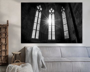 Zonlicht door Gotische Ramen Lichtstraal in Mont Saint-Michel van Femke Ketelaar