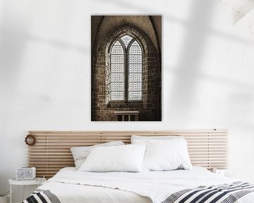 Fenêtre gothique du Mont Saint-Michel Silence et lumière dans la pierre sur Femke Ketelaar