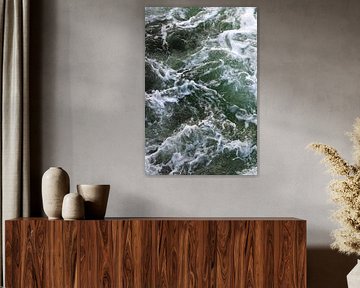 Maritime Abstraktion: Smaragdgrüne Wellen & wilde Gischt von Nils Steiner