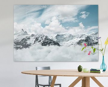 Mit weißen Wolken bedeckten Berge Mönch und Jungfrau