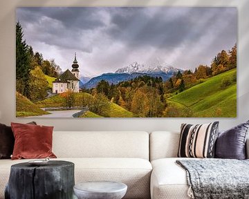 Kirche Maria Gern und das Watzmann-Massiv im Hintergrund im Herbst in Bayern Deutschland von Marga Vroom