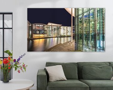 Beleuchtete Moderne im Berliner Regierungsviertel an der Spree - Panorama