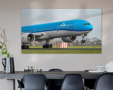 Landende KLM Boeing 777-300 passagiersvliegtuig. van Jaap van den Berg