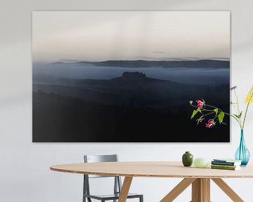 Nebliger Frühlingsmorgen über einem Bauernhaus auf einem Hügel in der Toskana von Besa Art