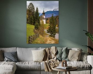 Die kleine Kirche von Maria Gern in Berchtesgaden in Bayern Deutschland im Herbst von Marga Vroom
