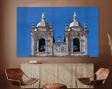 Glockentürme in Nazaré, Portugal, am Mittag von Lensw0rld