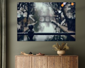 Regendruppels op de reling van de Weesbrug in Utrecht ovder de Oudegracht van André Blom Fotografie Utrecht