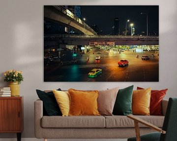 Traces lumineuses de la ville : trafic nocturne à Bangkok