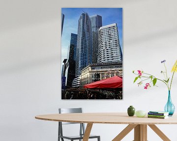 Kerstmarkt voor een historische gevel