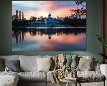 Marmorpalais in Potsdam im Sonnenuntergang und Spiegelung