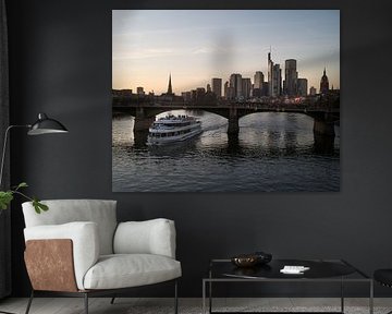 Skyline van Frankfurt met brug over de Main en feestboot van Jens Seßler