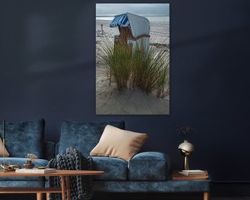 Strandstoel aan de Noordzee met zeegras op Föhr van Jens Seßler