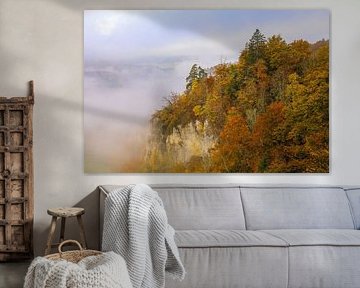 Bunte Herbstbäume, Kalksteinfelsen und Nebelschwaden im Donautal bei Fridingen - Naturpark Obere Donau von BlattArt - Christine Horn