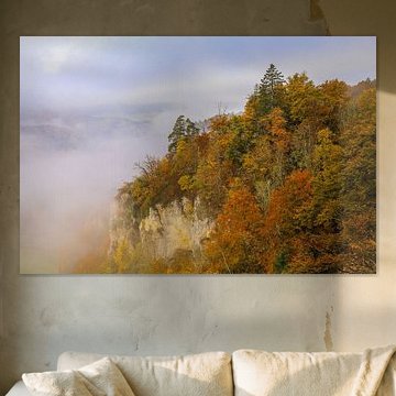 Arbres d'automne multicolores, rochers calcaires et nuages de brouillard dans la vallée du Danube près de Fridingen - Naturpark Obere Donau sur BlattArt - Christine Horn