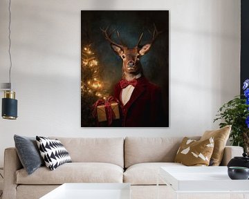 Feestelijk rendierportret met cadeau in rood fluwelen kostuum en warme kerstsfeer
