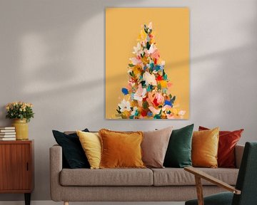 Arbre de Noël floral dans des tons chauds sur fond doré