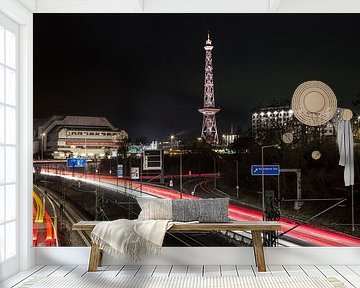 Radiotoren en stadsdynamiek in Berlijn bij nacht