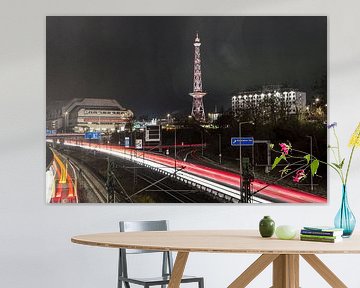 Radiotoren en stadsdynamiek in Berlijn bij nacht