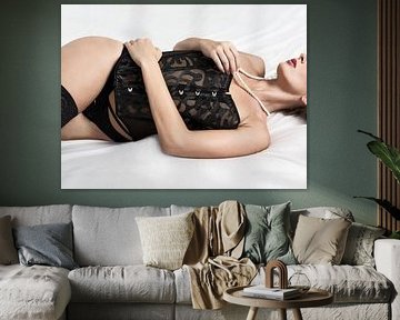 Jonge vrouw in lingerie van Miranda van Hulst