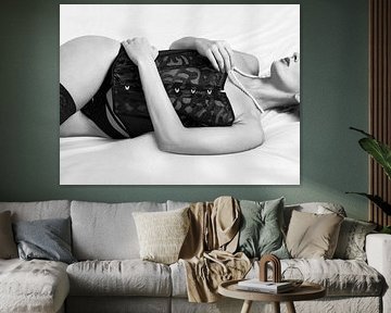 Jonge vrouw in lingerie in zwart-wit van Miranda van Hulst