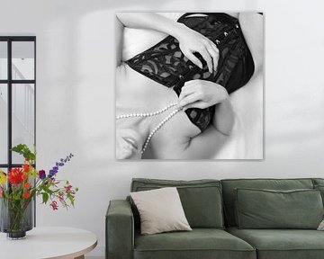 Zwart-wit foto van een jonge vrouw in lingerie van Miranda van Hulst